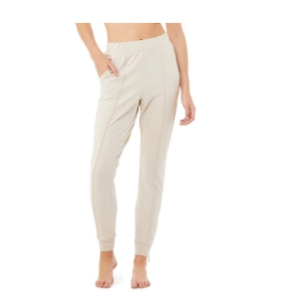 Alo Yoga Propel Sweatpant
SKU: W5760R030403
Color: Bone
Size: M